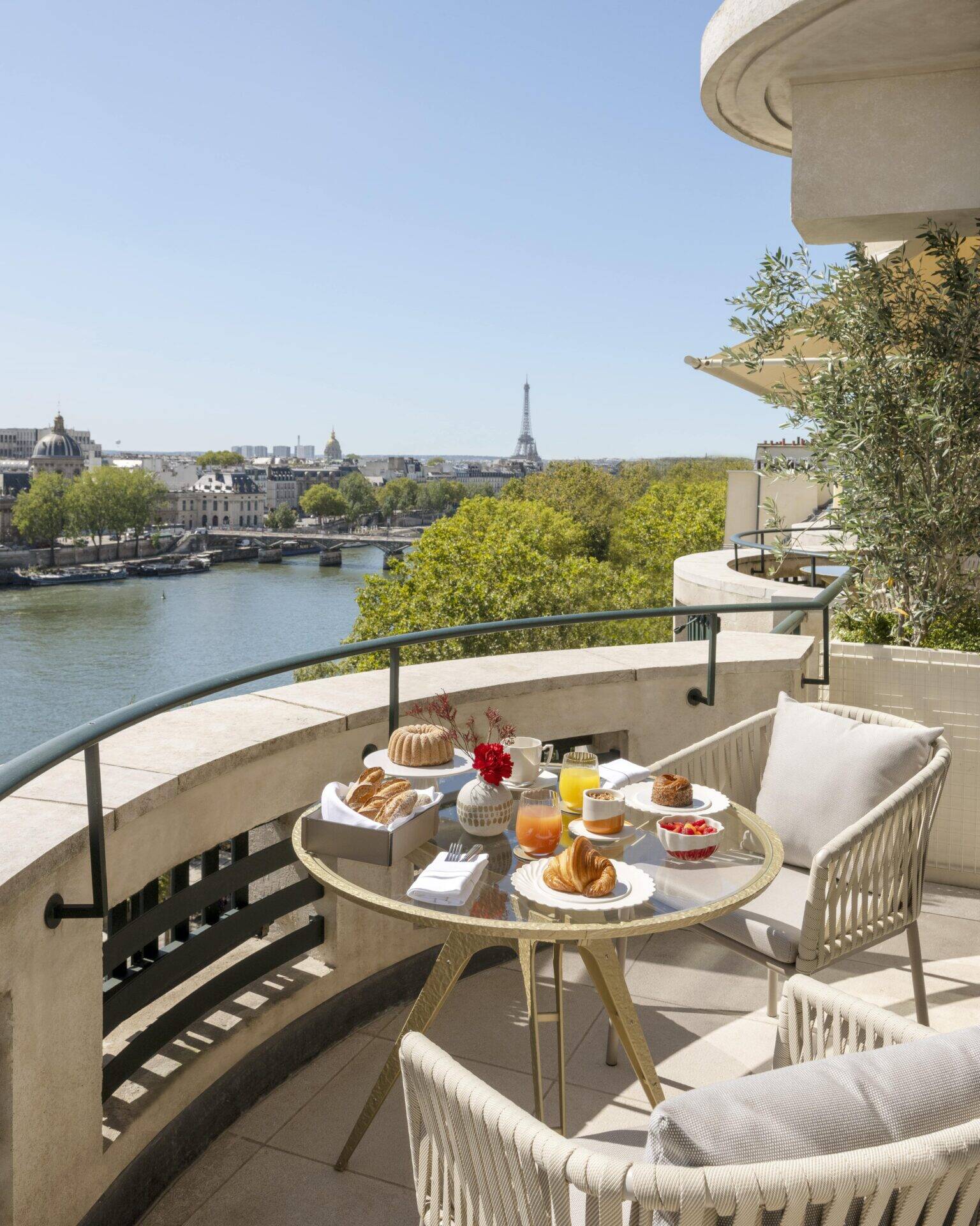 cheval-blanc-paris_petit-dejeuner_junior-suite-seine-balcon_vincent-leroux-min.jpg